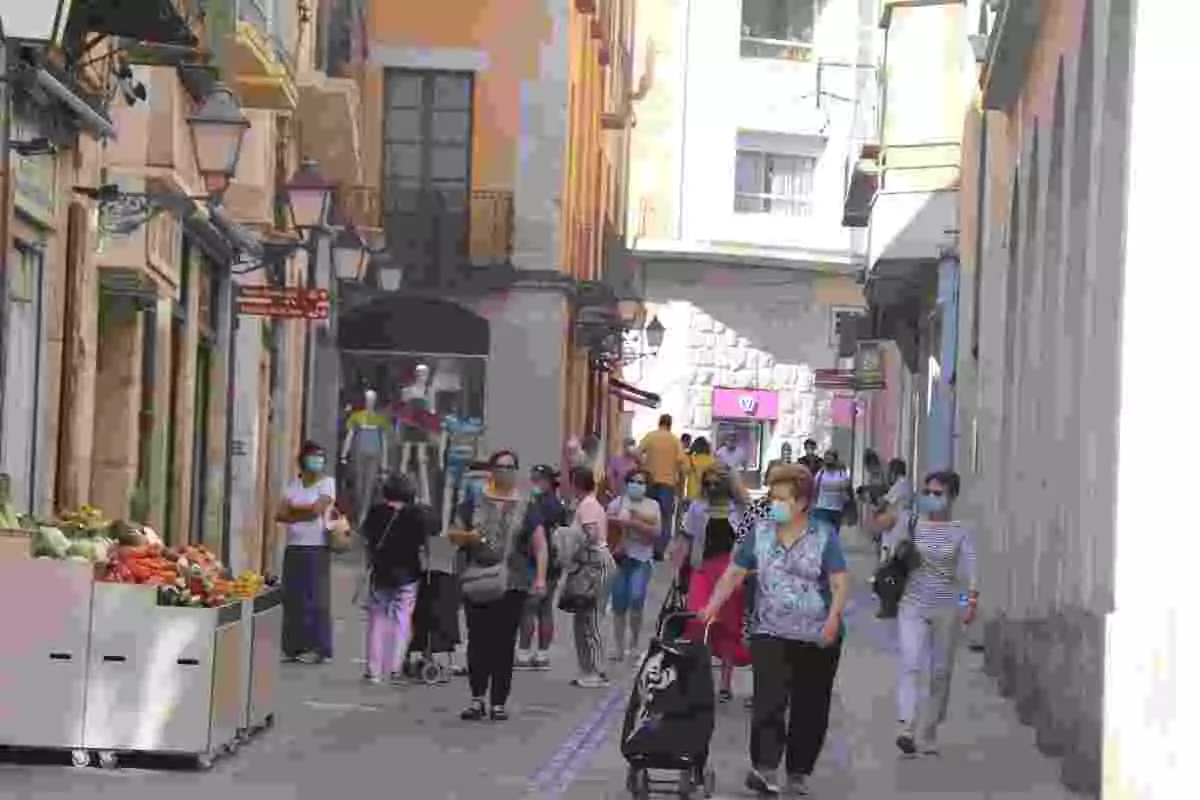 Pla general del Carrer Besalú de Figueres amb gent passant el dissabte 18 de juliol de 2020
