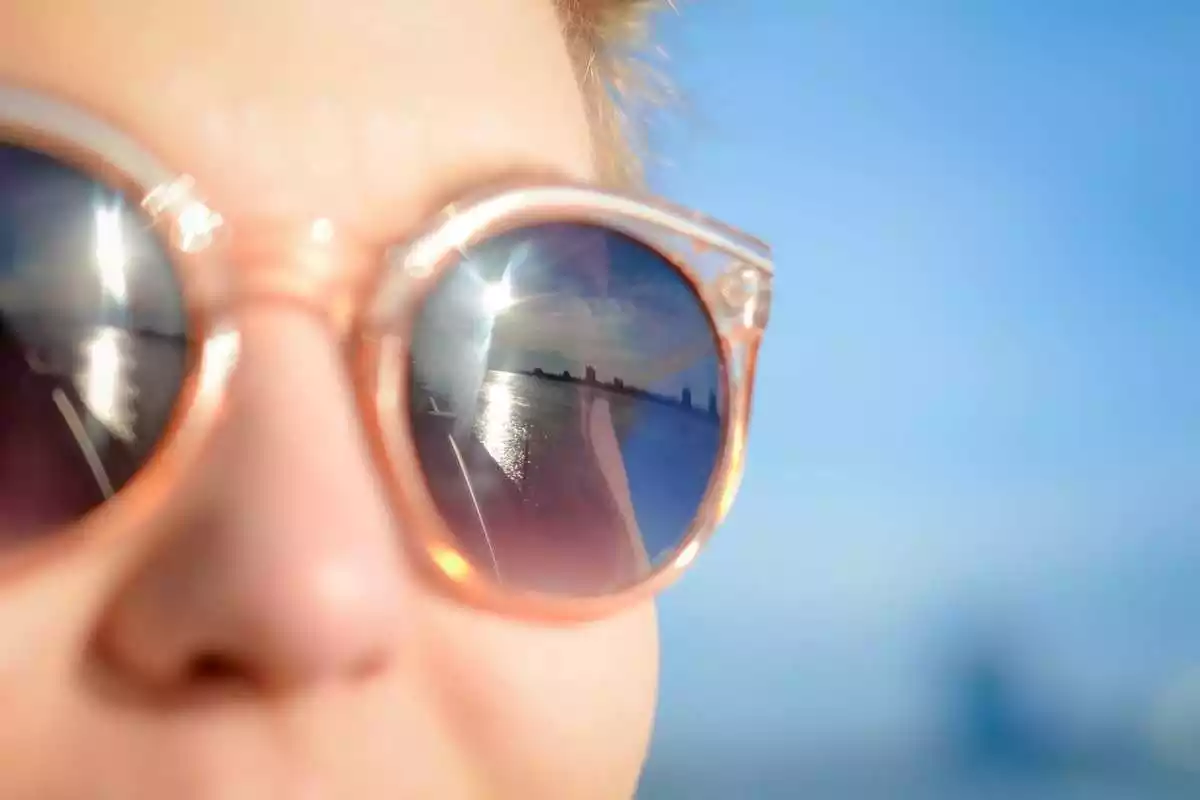 Una persona amb ulleres de sol a la platja