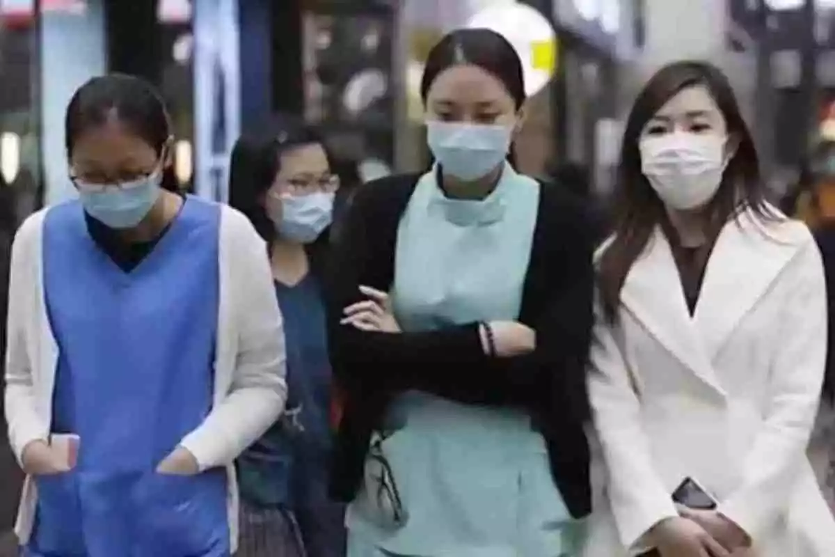 Imatge de diverses persones amb mascareta en un país asiàtic