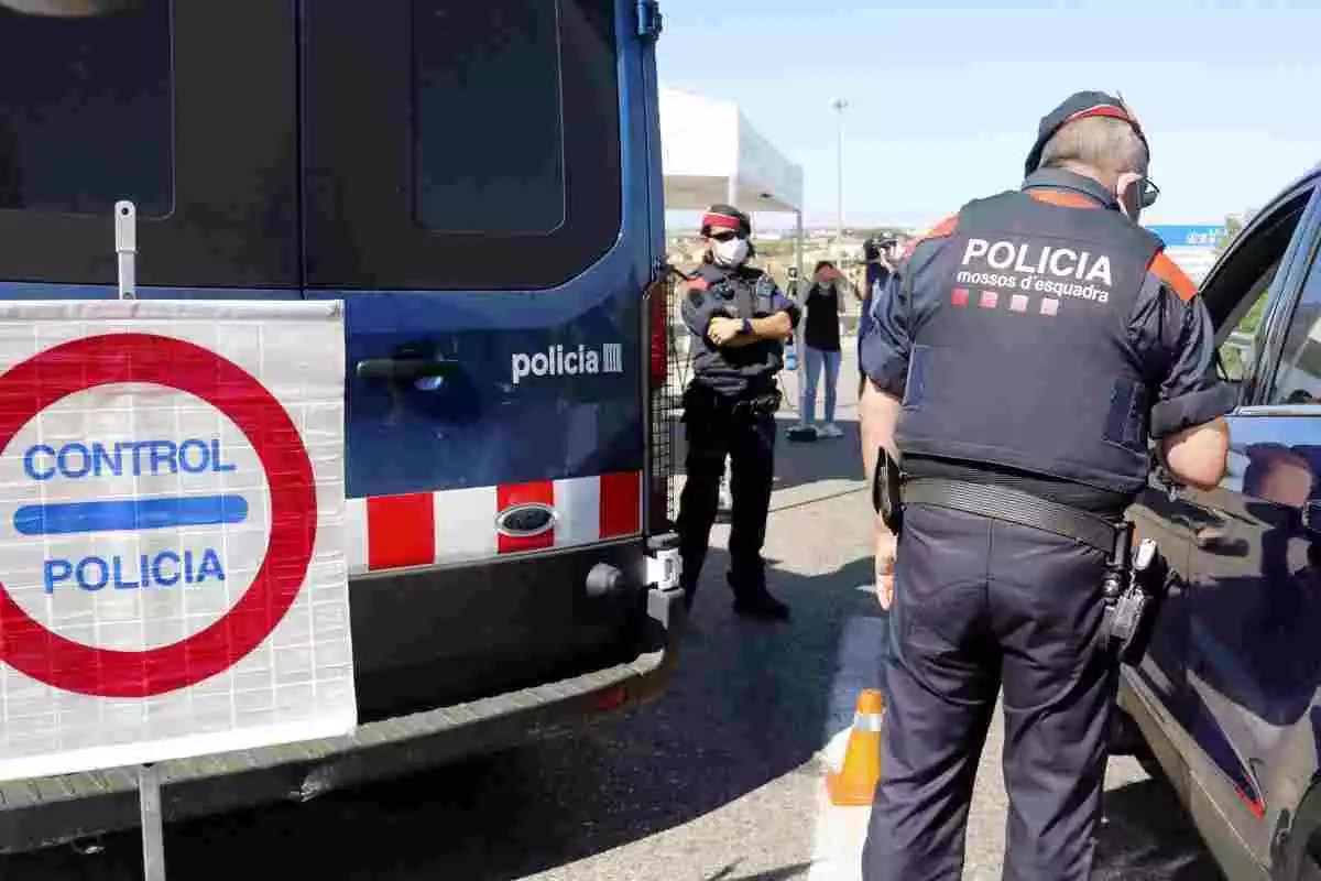 Uns agents dels Mossos d'Esquadra realitzant un control policial