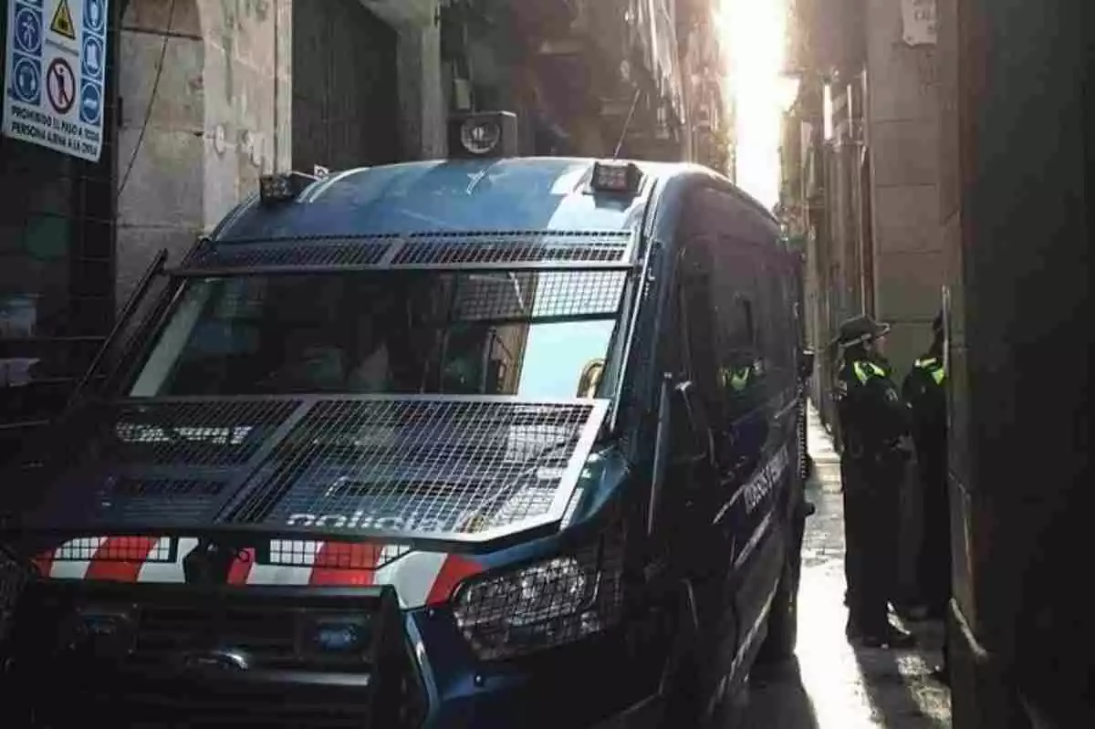 Imatge dels Mossos d'Esquadra en una intervenció al Raval de Barcelona