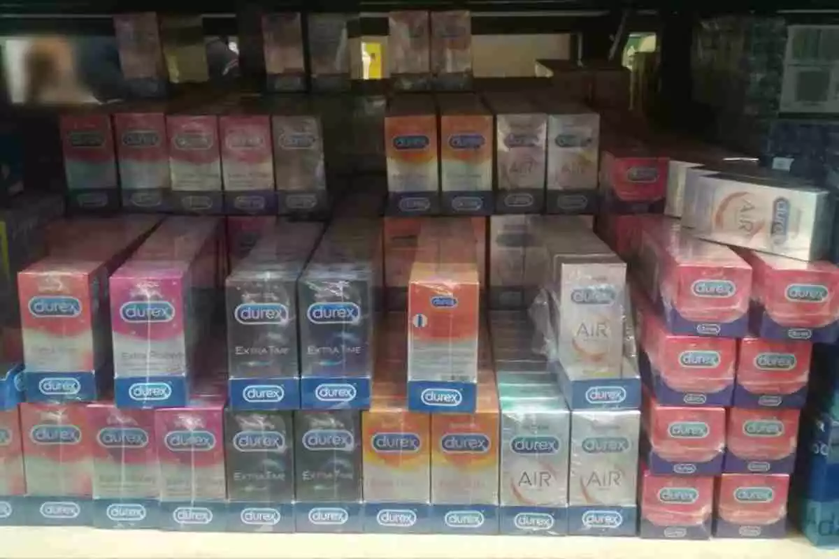 Diverses de les capses de preservatius falsificades que els Mossos van confiscar en dues empreses