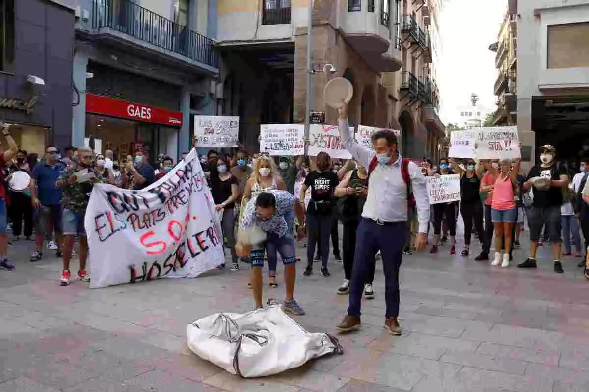 Restauradors de Lleida trencant plats davant la Paeria