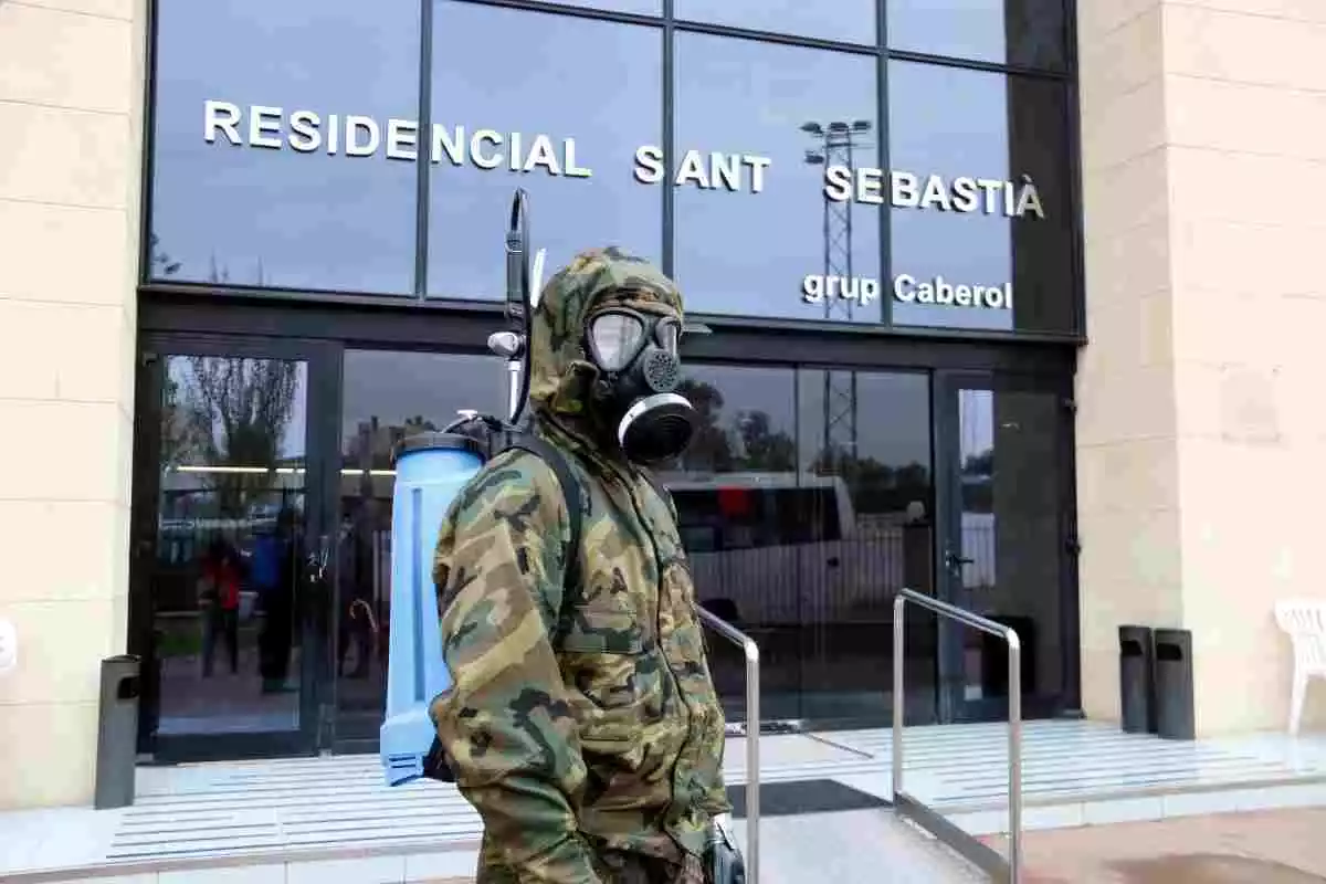 Un dels militars de la brigada Aragó de l'exèrcit de terra preparat per entrar a la residència d'Alcarràs, el passat mes d'abril