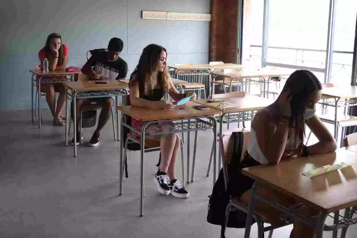Estudiants que s'han examinat de les PAU a l'institut Cap Norfeu de Roses el 10 de juliol de 2020