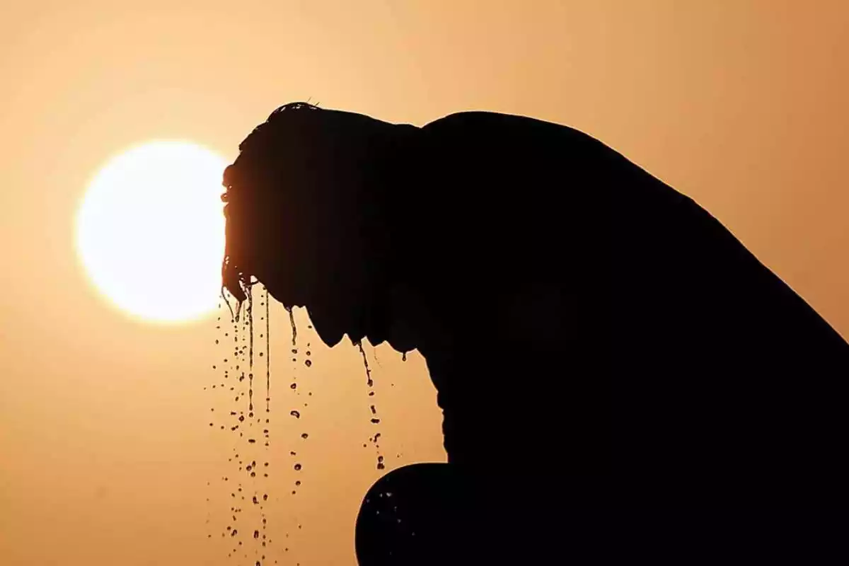 Imatge d'una persona suant en plena onada de calor