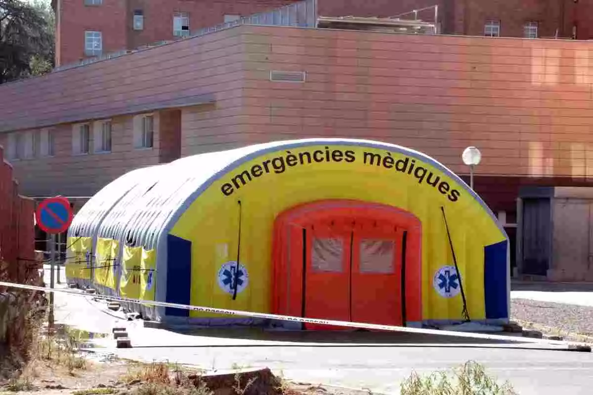 Imatge de la carpa instal·lada davant de l'Hospital Arnau de Vilanova de Lleida per acollir persones amb símptomes de la covid-19 o contactes directes mentre esperen els resultats de la prova PCR