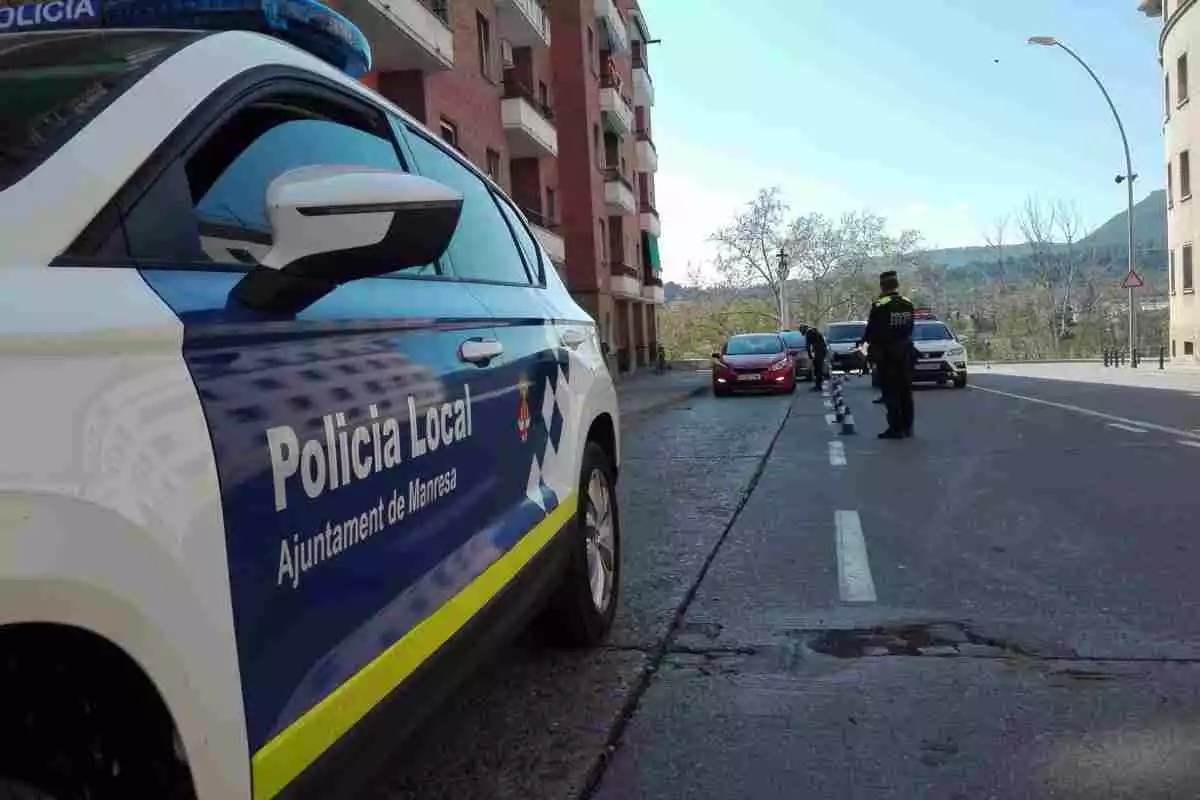 Un cotxe de la Policia Local de Manresa i dos agents
