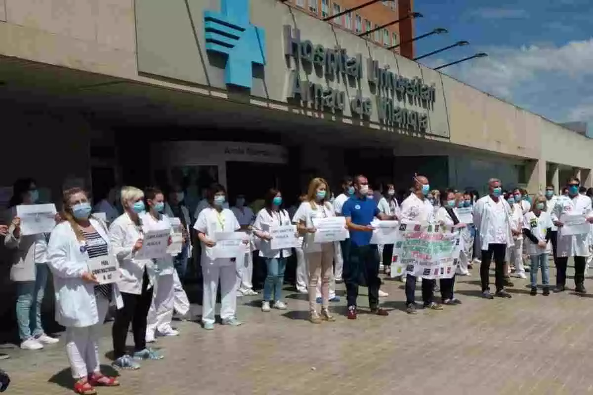 Sanitaris davant de l'Hospital Arnau de Vilanova de Lleida, 03/07/2020