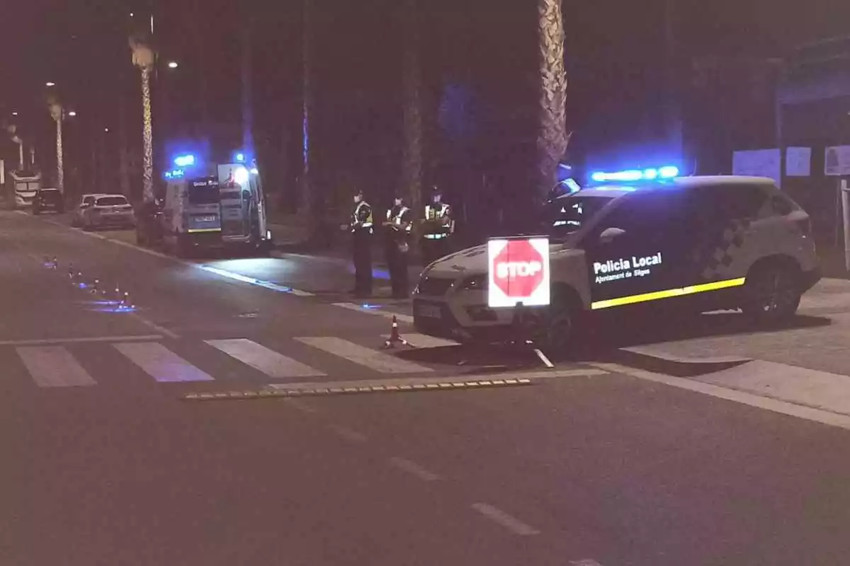 Imatge d'un control de la Policia Local de Sitges, amb dos vehicles amb els llums encesos