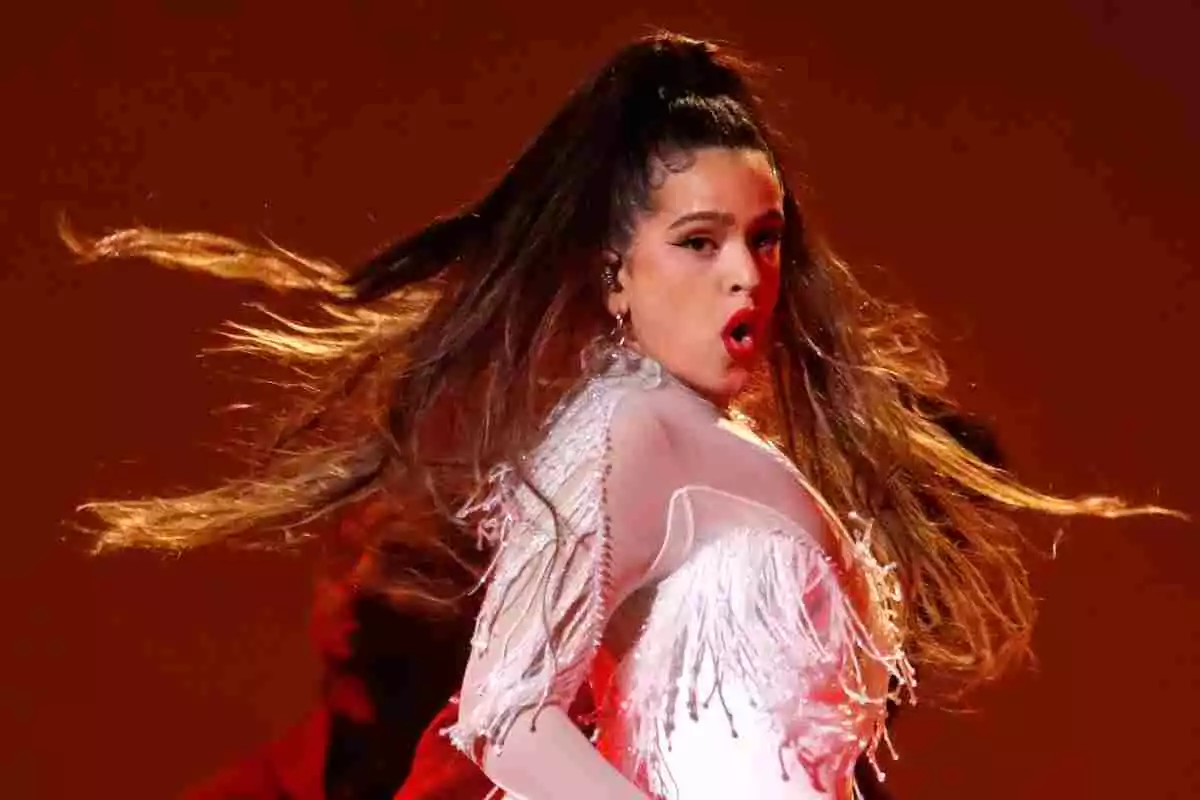 Rosalía actuant a la cerimònia dels Grammy a Los Angeles, el 27 de gener del 2020