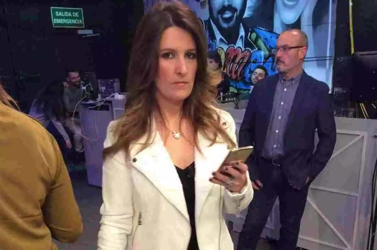 La periodista catalana Laura Fa amb el seu telèfon mòbil al plató de 'Sálvame'