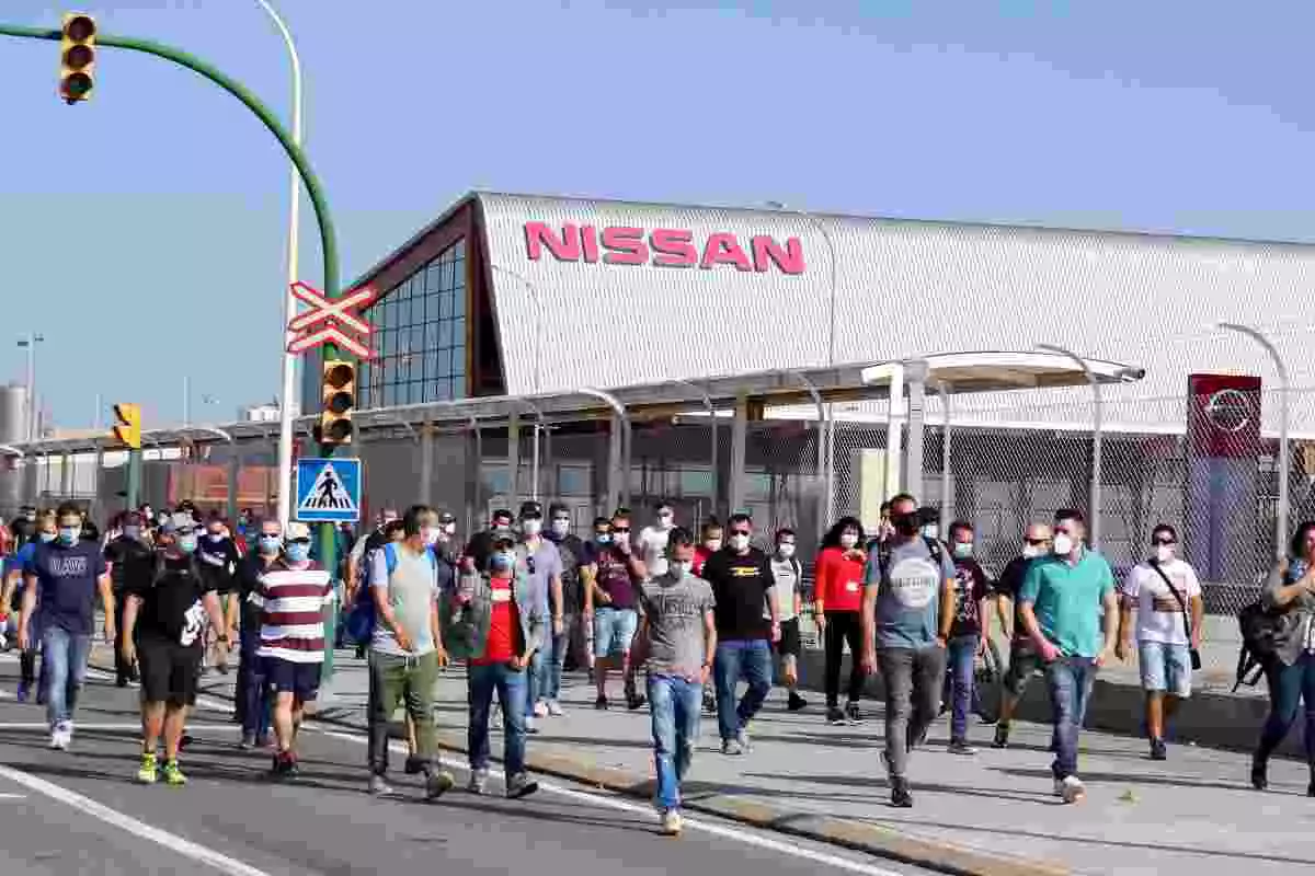 Pla obert dels treballadors de Nissan caminant als voltants de la fàbrica de la Zona Franca en un acte de protesta el 28 de maig del 2020