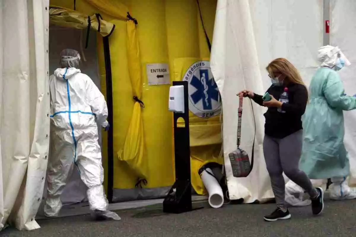 Imatge d'una carpa de suport al carrer per la crisi del coronavirus