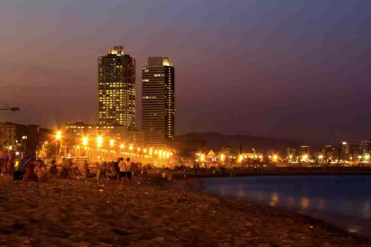 Imatge de la Barceloneta en un capvespre d'estiu