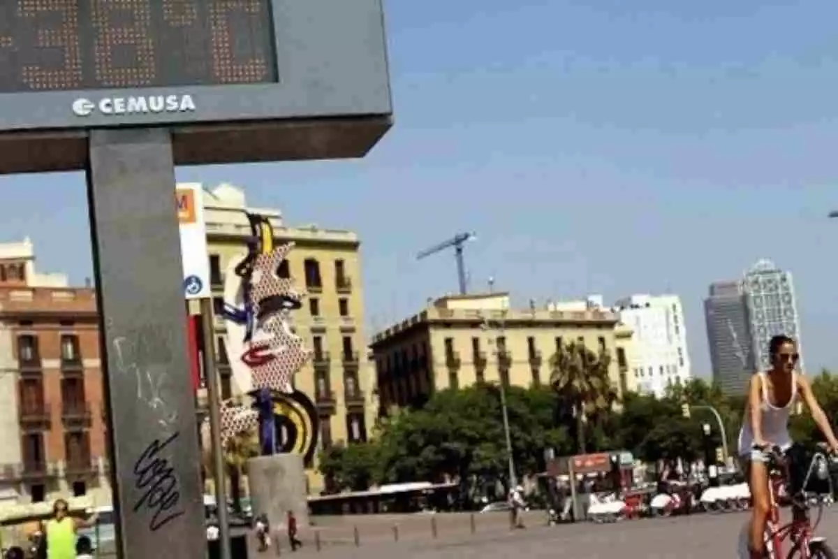 Imatge d'un termòmetre marcant 38ºC a la Barceloneta