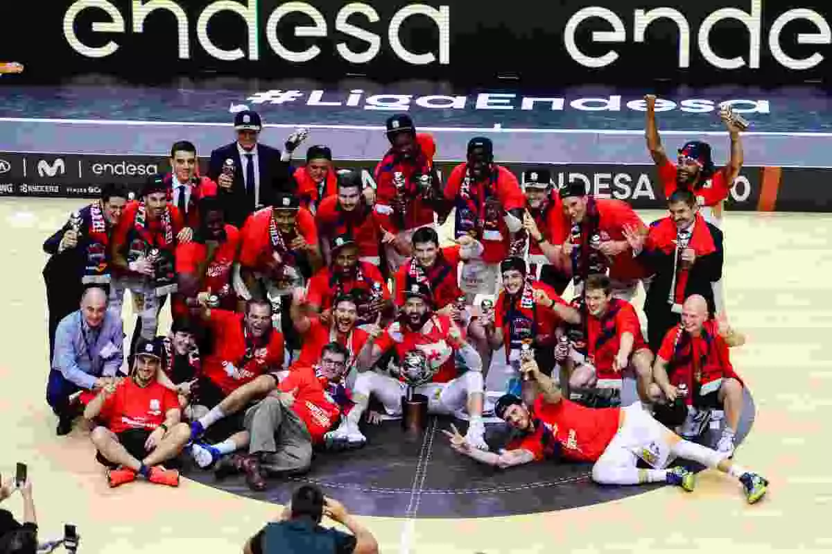 Imatge de la celebració de la plantilla del Baskonia després de guanyar la final de la lliga ACB contra el Barça