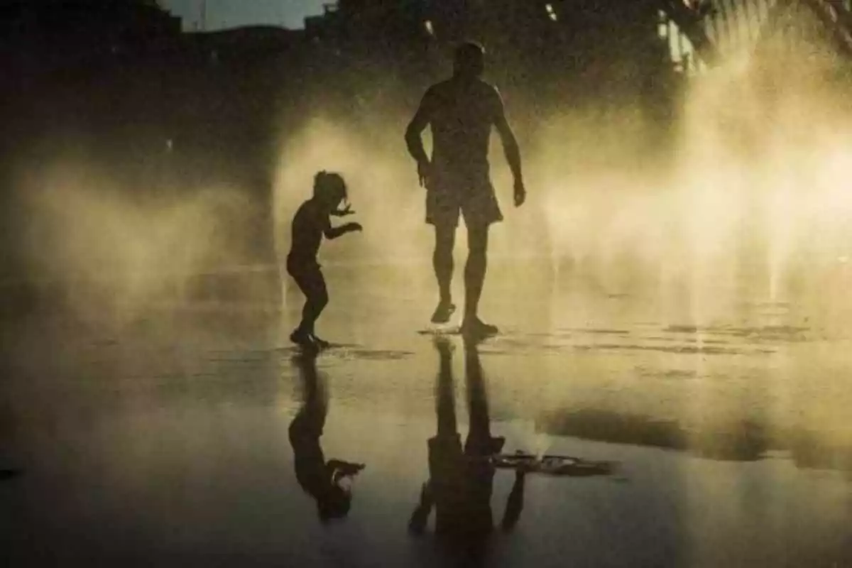 Imatge de dues persones banyant-se en una font en plena onada de calor