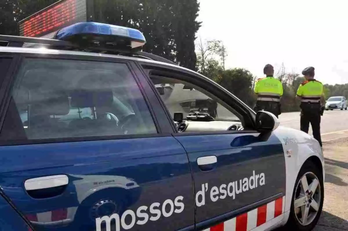 Imatge d'un cotxe de Mossos d'Esquadra en un accident