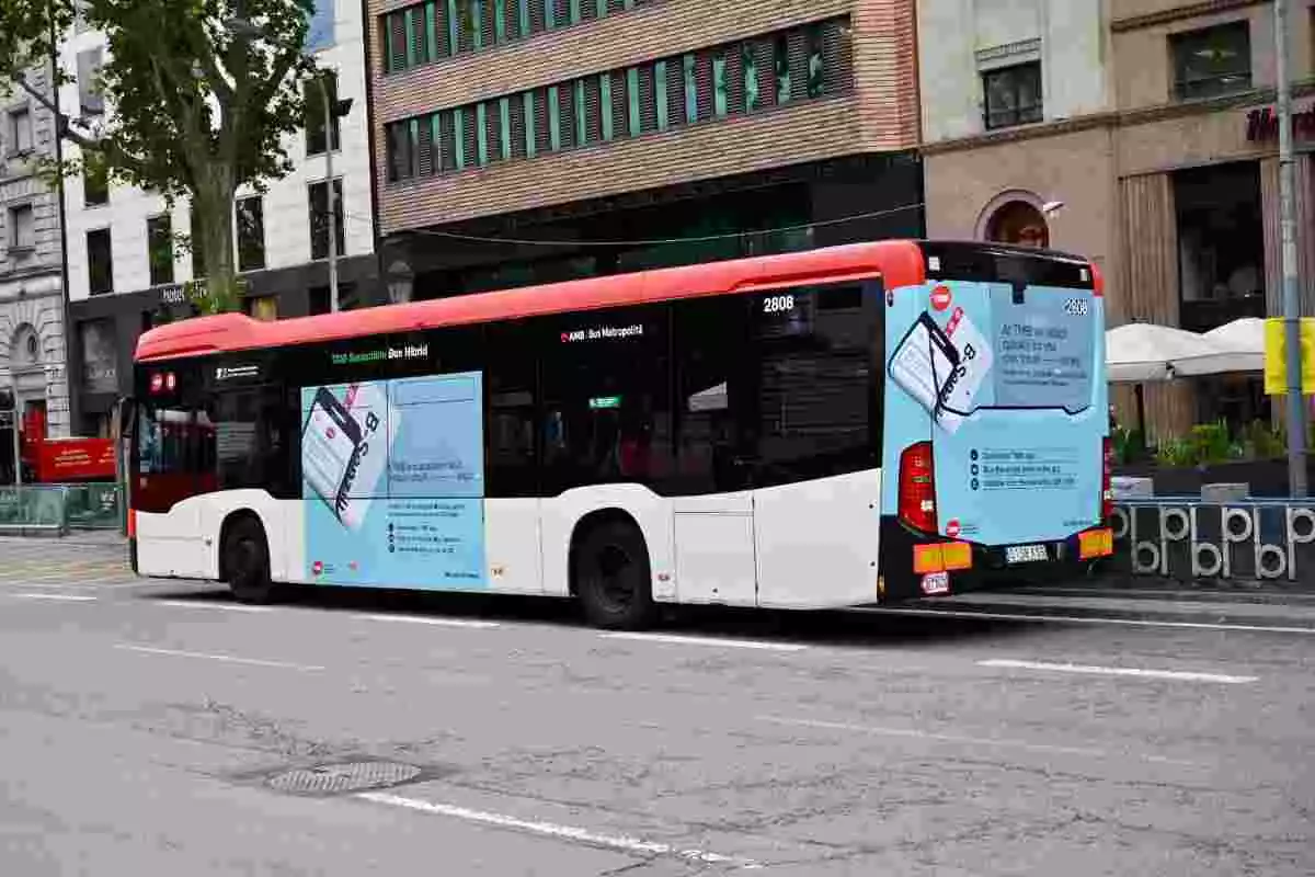 Imatge d'un autobús de TMB, aturat en una de les parades a la ciutat de Barcelona