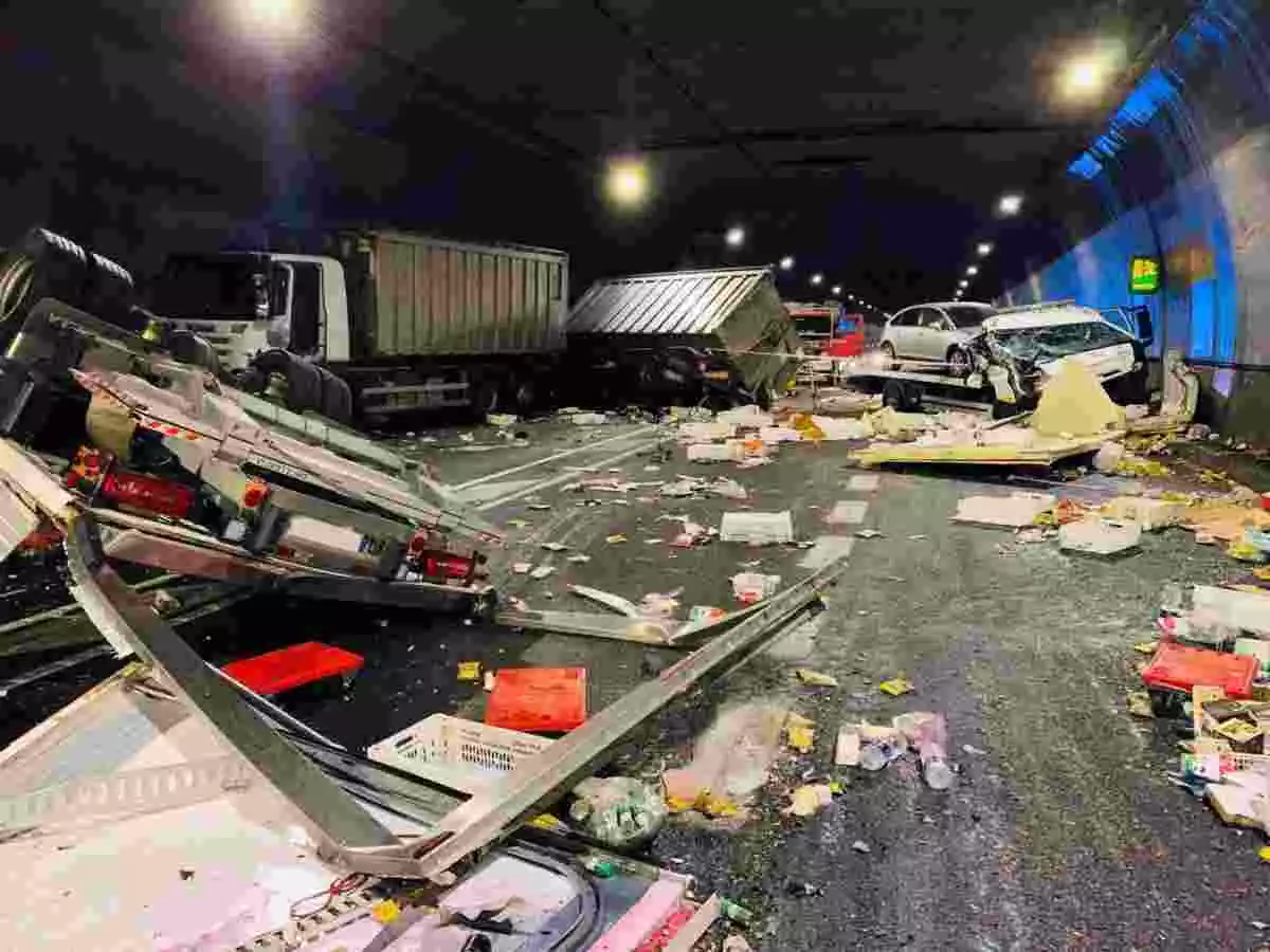 Imatge de l'accident entre cinc vehicles a la C-37 a Torelló el 29 de juliol del 2020