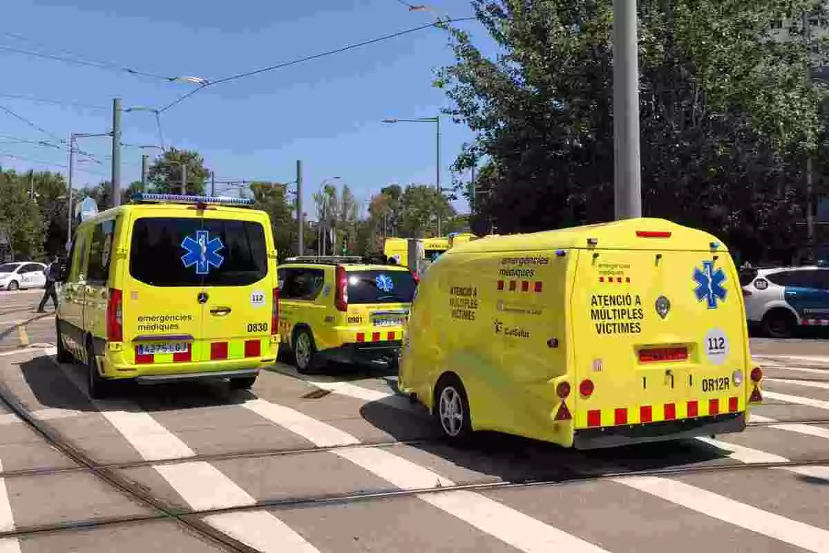 Vehicles del SEM a l'incendi de Sant Adrià de Besòs del 23 de juliol del 2020