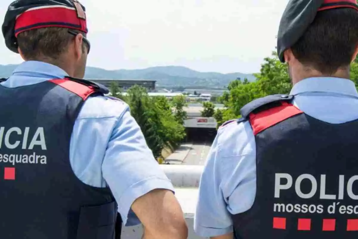 Dos agents dels Mossos d'Esquadra vigilen la zona, 2020