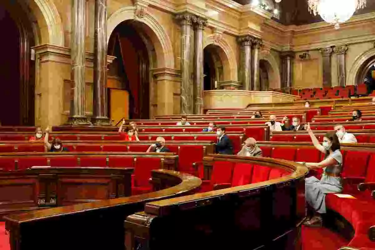Pla general del saló de sessions del Parlament mentre Gemma Geis (JxCat), Anna Caula (ERC), Jordi Terrades (PSC-Units) i Lorena Roldán (Cs) mostren el sentit de vot al seu grup. 22 de juliol del 2020