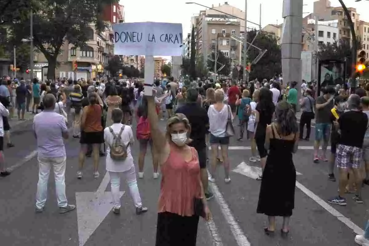 Una dona demana als polítics que donin la cara, en un cartell que ha portat a la concentració a Lleida en contra de l'enduriment del confinament a Lleida i set municipis més del Segrià