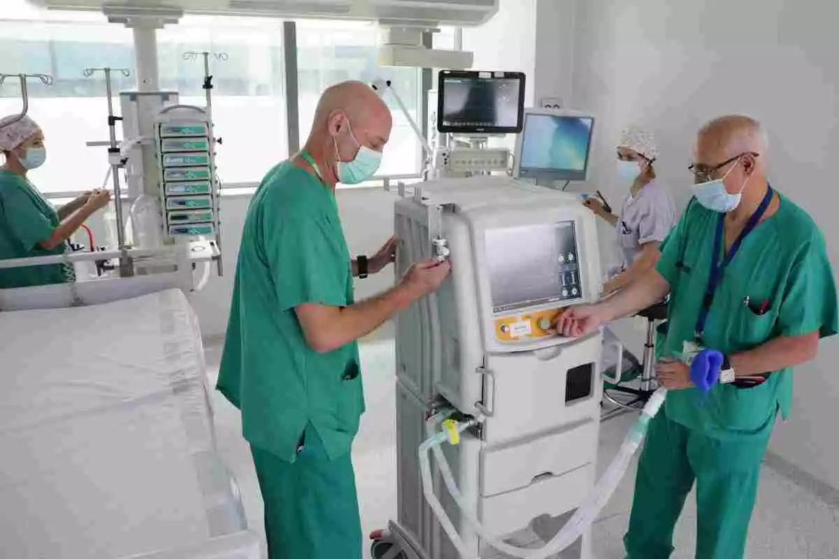Personal sanitari utilitzant un respirador pels pacients de Covid-19