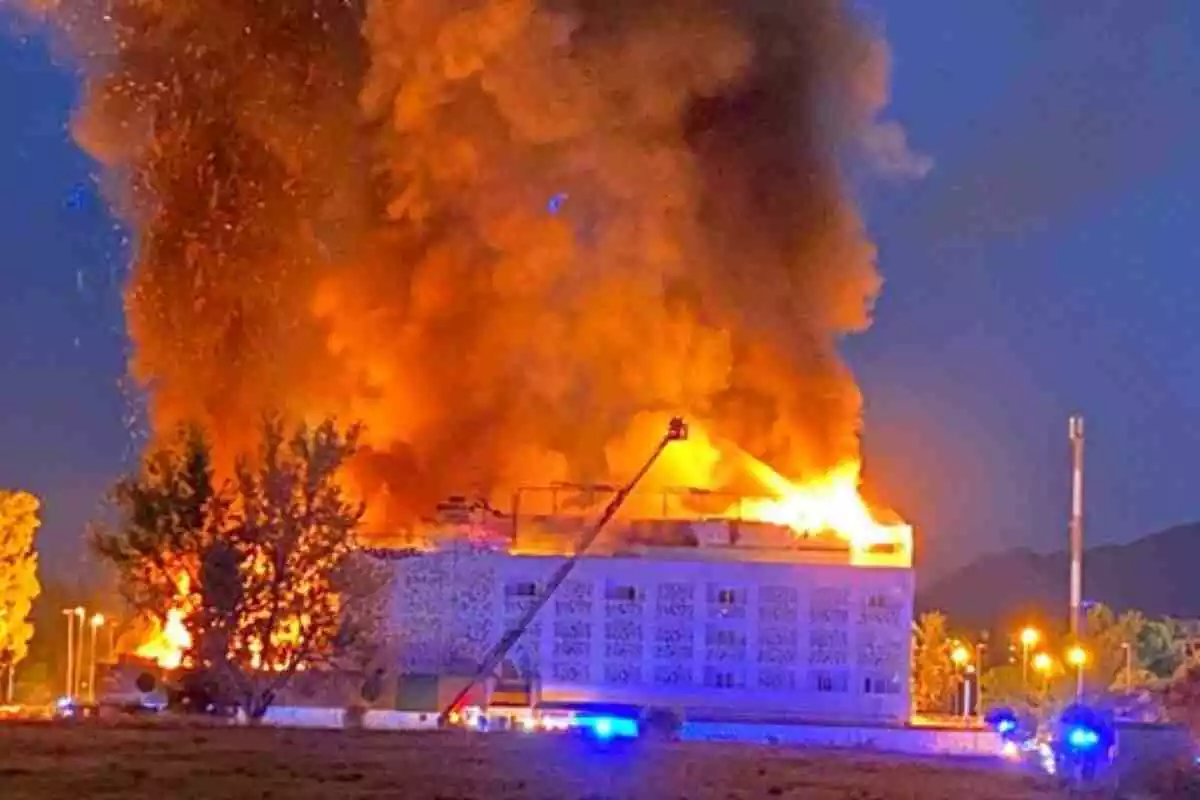 Foc a l'Hotel Sisu de Puerto Banús el 21 d'agost de 2020