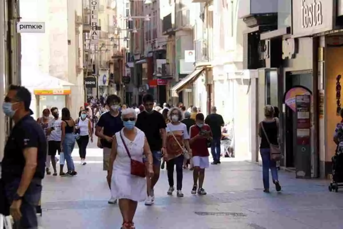 Persones amb mascareta passejant pel Carrer Major de Lleida