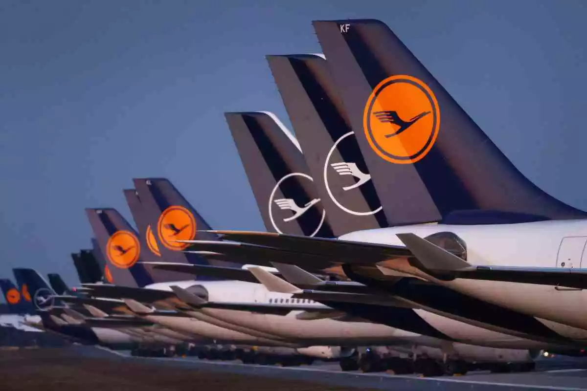 Avions de Lufthansa aparcats en una pista tancada a l’aeroport de Frankfurt, Alemanya
