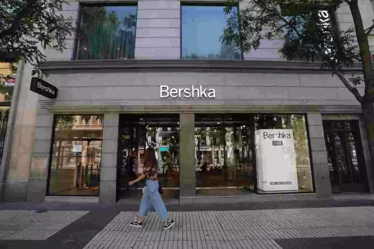Una noia passa per davant d'una de les botigues de Bershka a Madrid