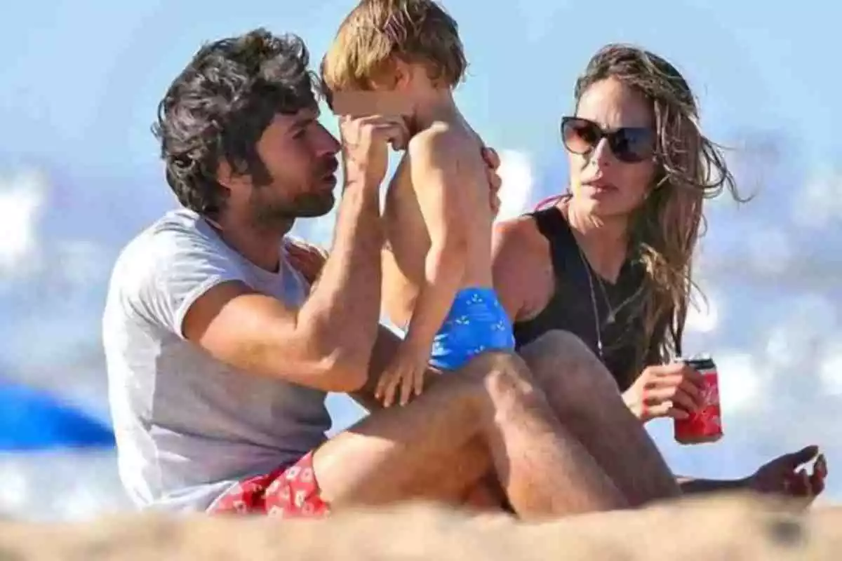 Cayetano Rivera i Eva González en una fotografia amb el seu fill a la platja