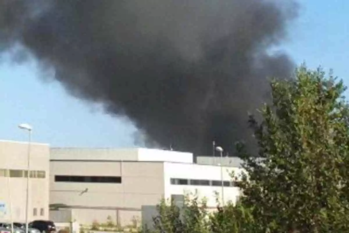 Columna de fum de l'incendi en un fábrica a Sant Vicenç dels Horts