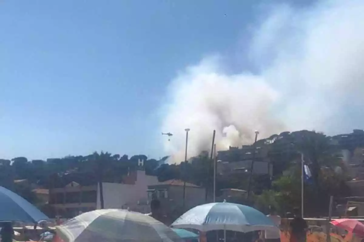 El fum de l'incendi vist des de la platja de Sant Feliu de Guíxols, 5 d'agost 2020