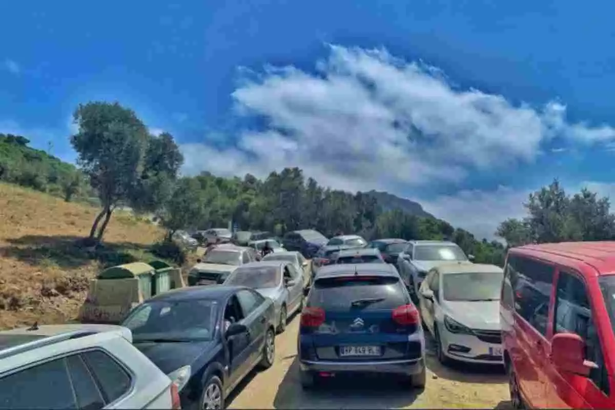 Cotxes aparcats al parc natural del Cap de Creus