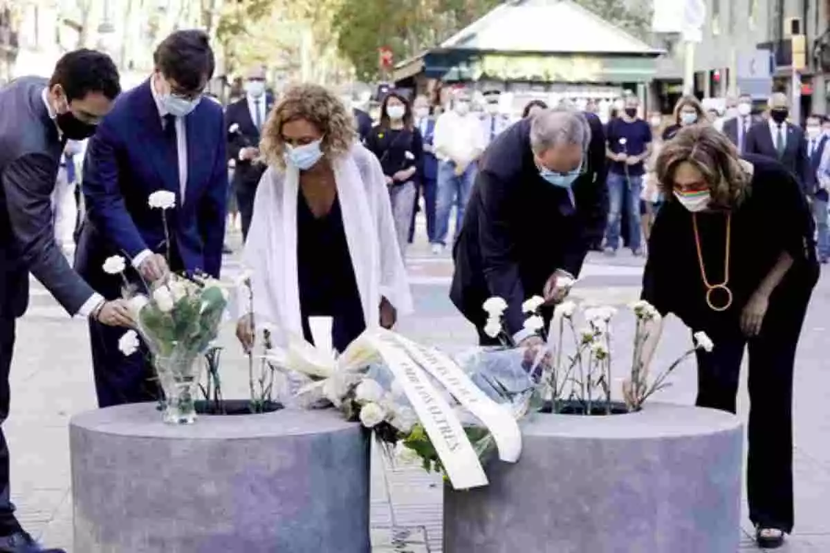 Diverses figures polítiques depisitant una flors en commemoració de les víctimes del 17-A