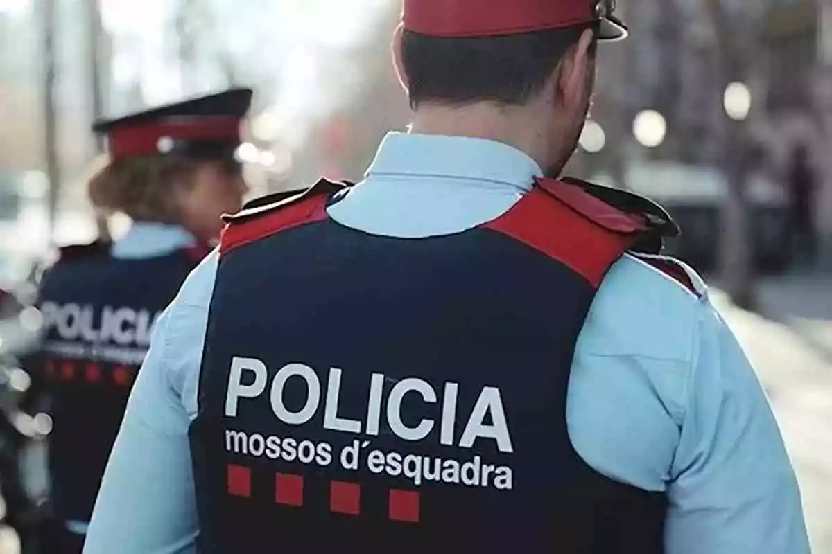 Dos agents dels Mossos d'esquadra