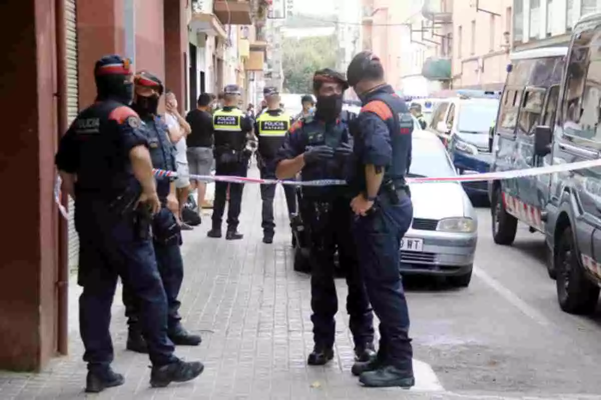 Diversos Mossos d'Esquadra amb agents de la policia local de Mataró al darrere