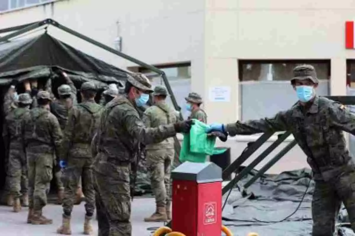 Diversos militars de l'exèrcit espanyol construint un hospital de campanya