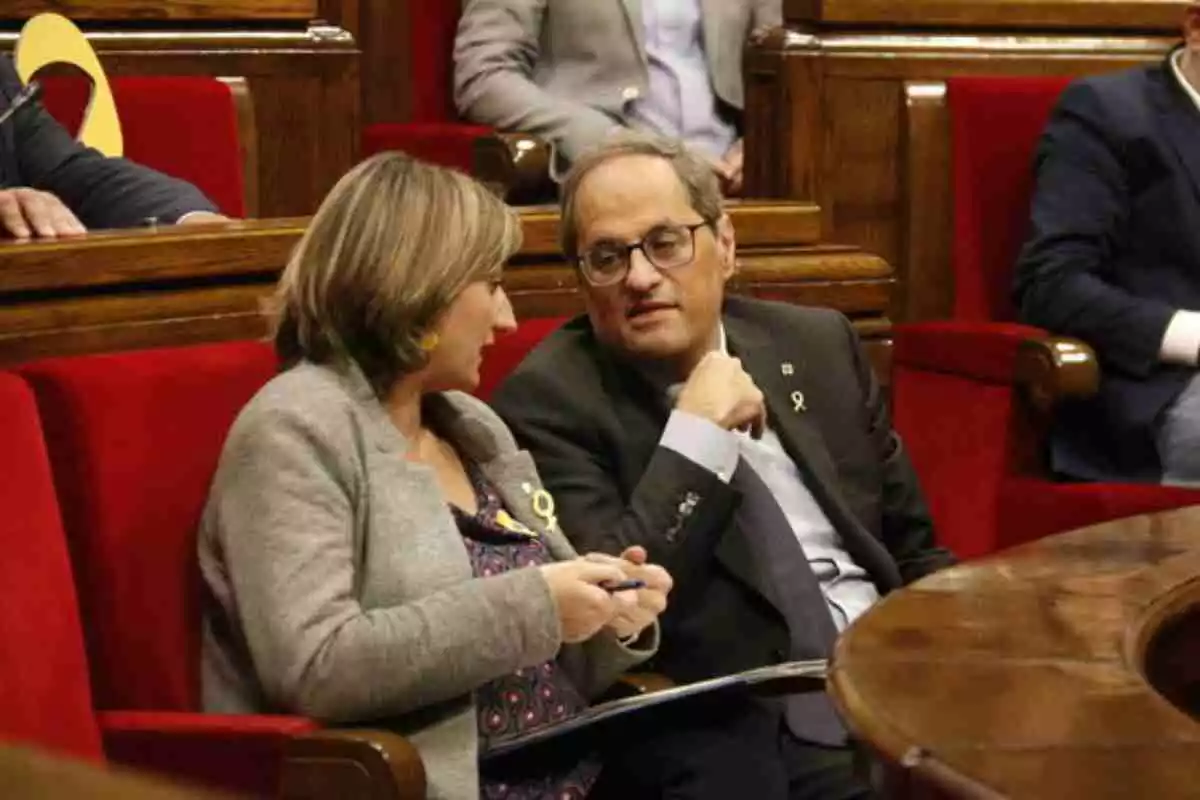 El president Quim Torra amb la consellera Alba Vergés discutint al Parlament de Catalunya