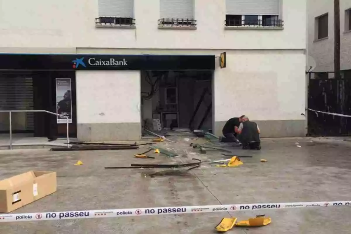 Imatge de les destrosses a l'oficina bancària de Caixabank a Riells i Viabrea després del robatori
