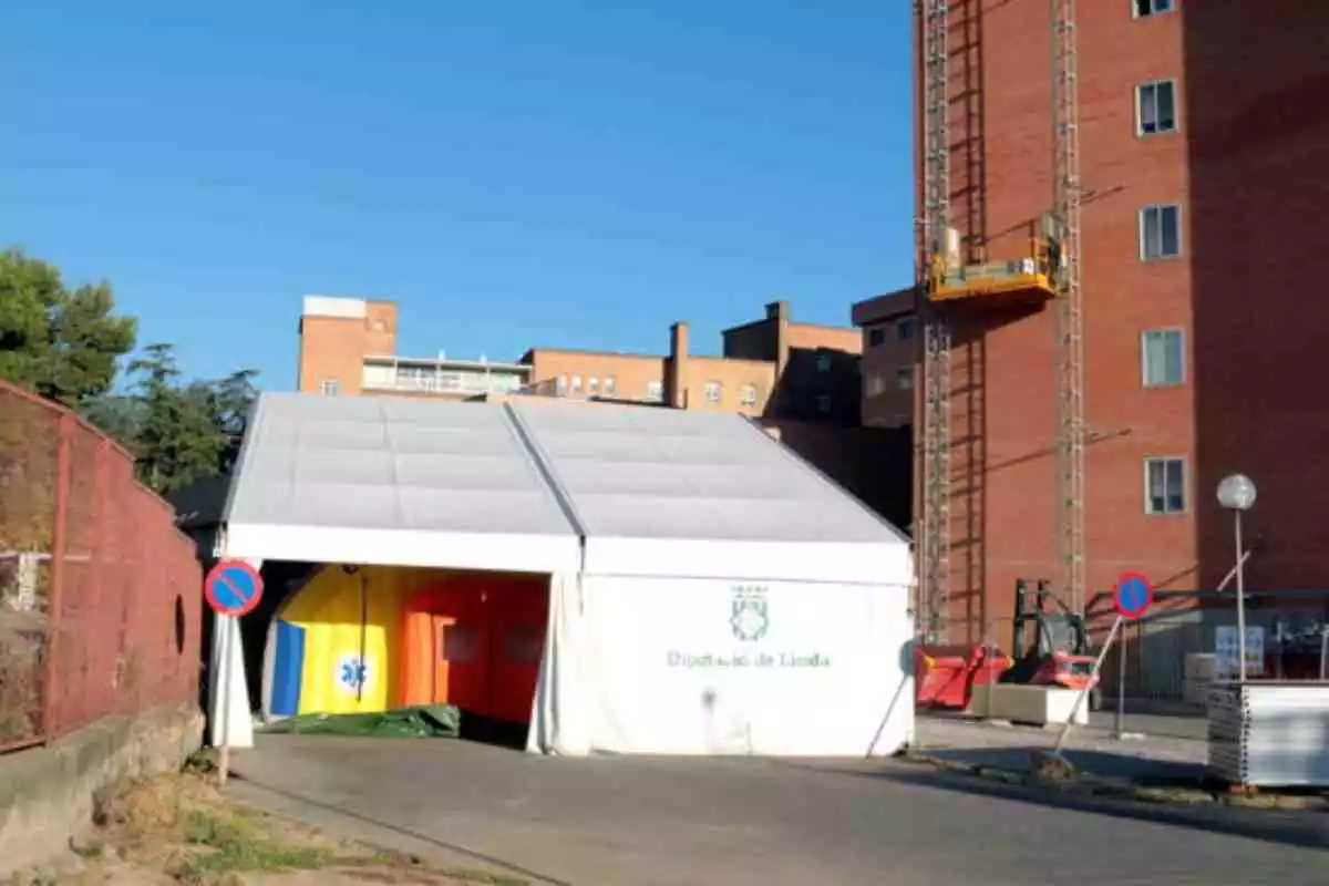 Carpa instal·lada a l'exterior de l'Hospital Arnau de Vilanova de Lleida per donar suport a urgències