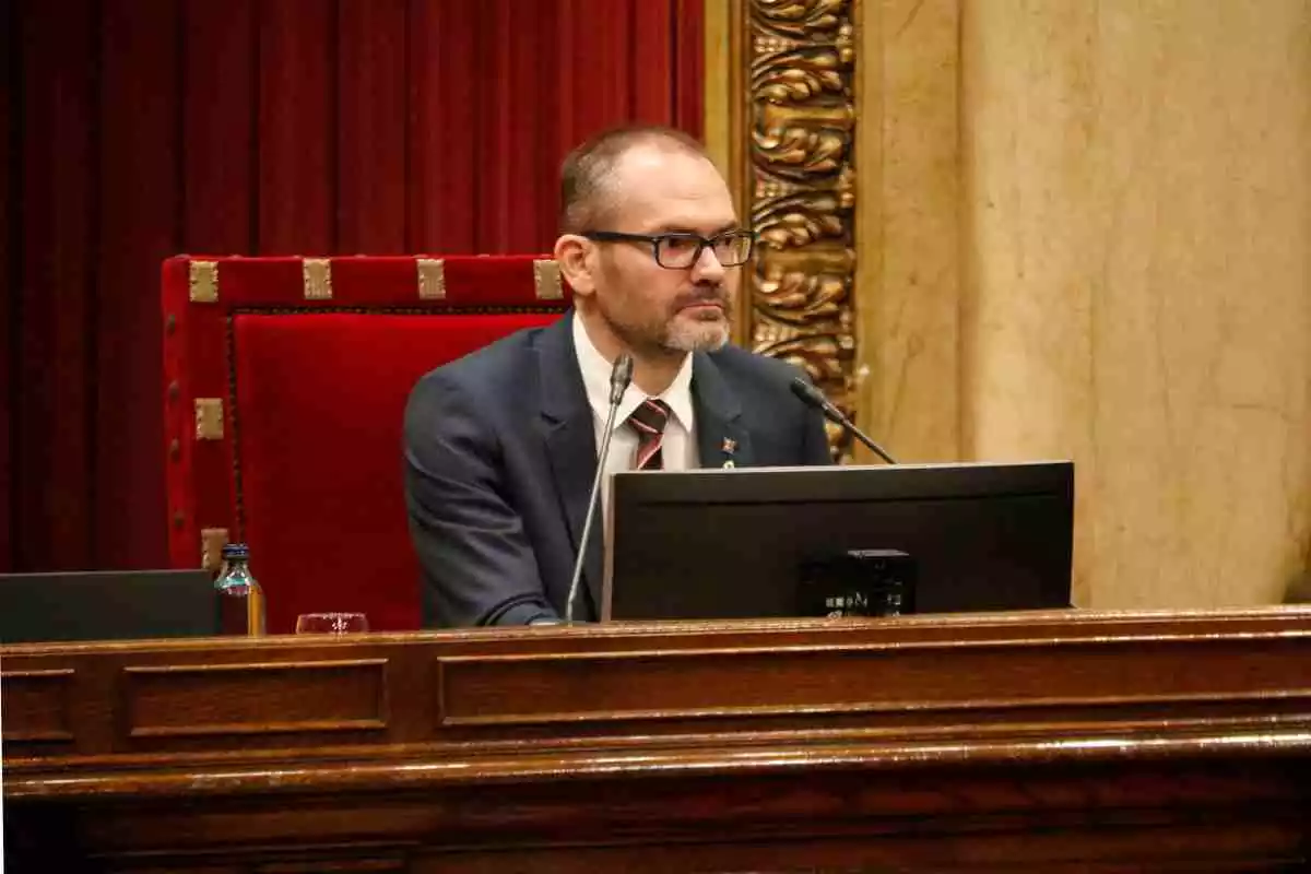 El vicepresident primer de la Mesa, Josep Costa, durant el ple del Parlament l'1 de juliol de 2020