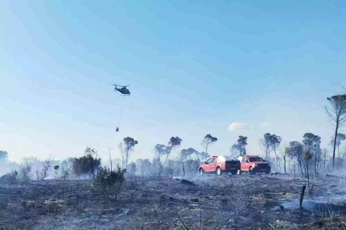 Dues dotacions terrestres i un helicòpter dels Bombers a la zona afectada per l'incendi de Caldes de Malavella