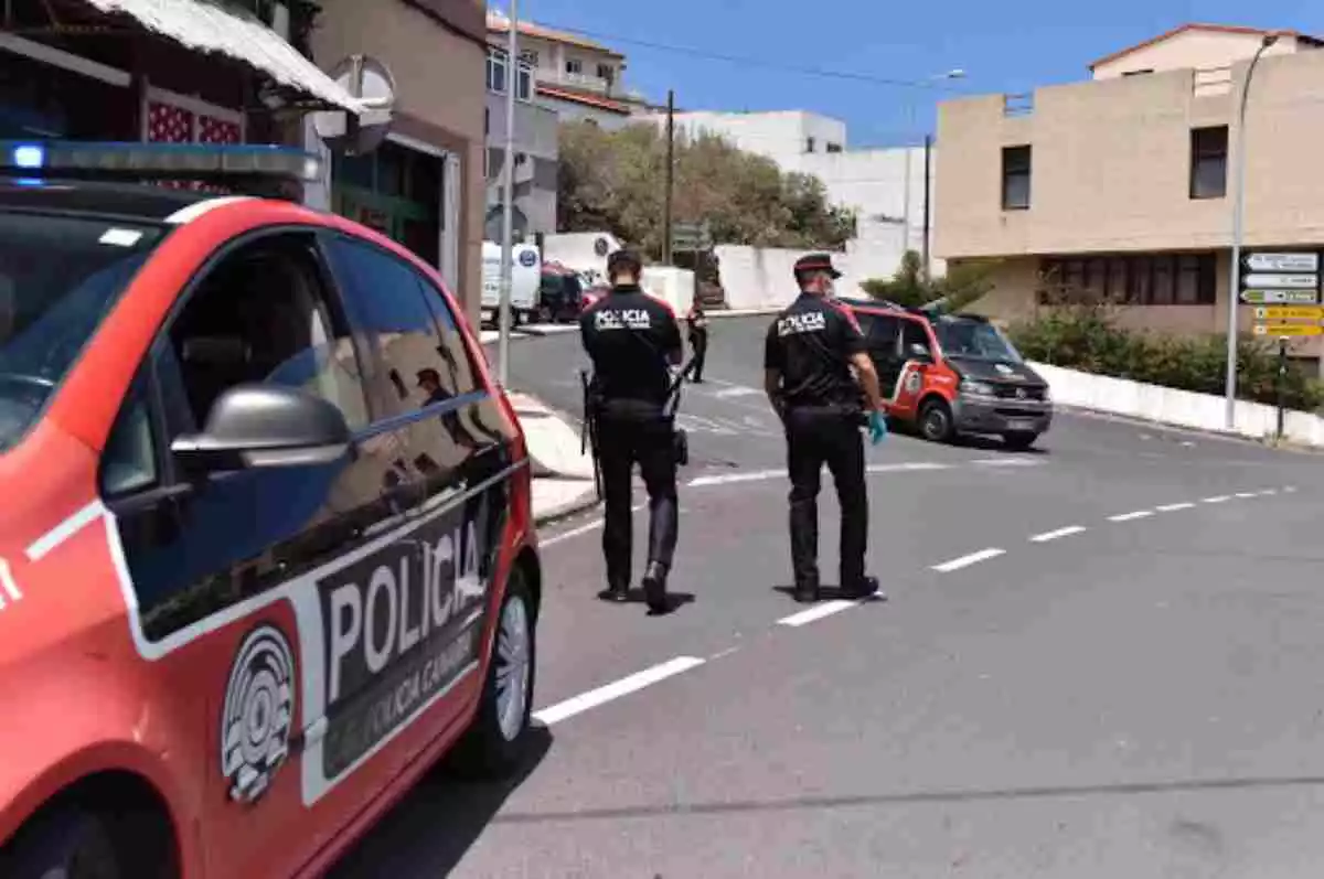 Cotxe i dos agents de la Policia Canària