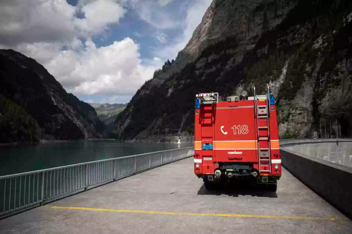 Imatge d'un vehicle d'emergència sobre un pont al congost de Parlitobel, al cantó suís de Saint Gallen