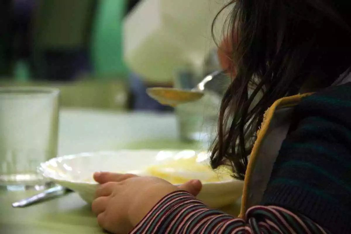 Imatge d'una nena en un menjador escolar